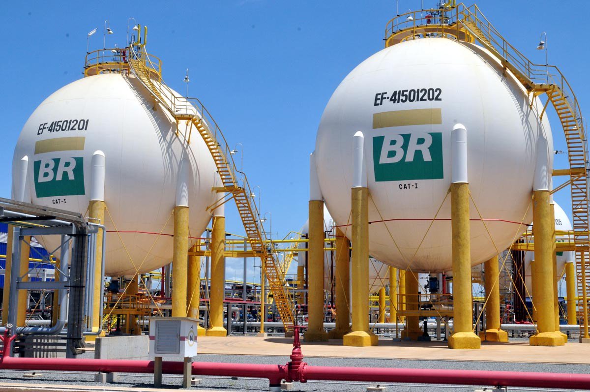 Gás natural da Petrobras fica mais barato em fevereiro, mas sem choques de preços.