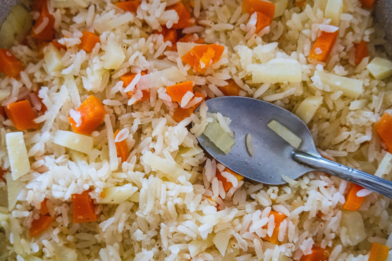 Receita de arroz com cenoura bem soltinho; passo a passo para uma refeição deliciosa