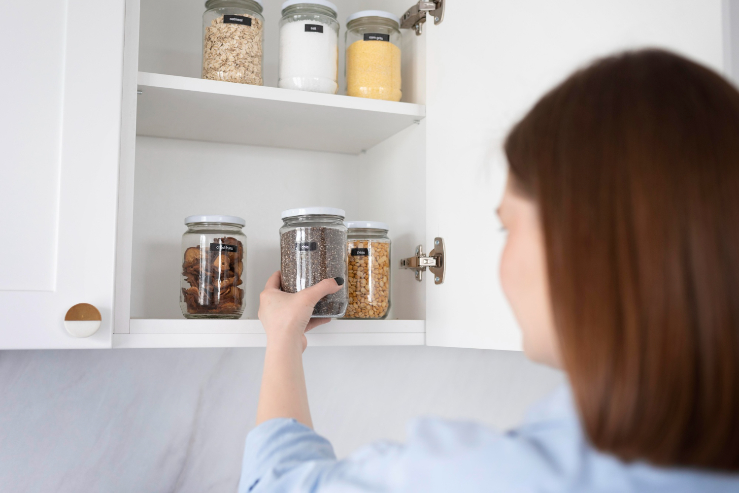 3 dicas essenciais para organizar seu armário de cozinha e ganhar espaço