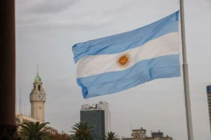 Argentina eleva produção de gás de Vaca Muerta visando expansão de exportações para Brasil e Chile