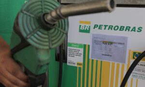 Petrobras adia decisão sobre redução de preços dos combustíveis mesmo com queda internacional