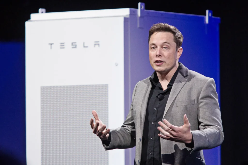 Líder da maior fabricante de baterias do mundo, desafia estratégias do CEO da Tesla