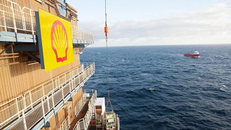 Greenpeace e Anish Kapoor transformam plataforma da Shell em protesto artístico contra petróleo e gás